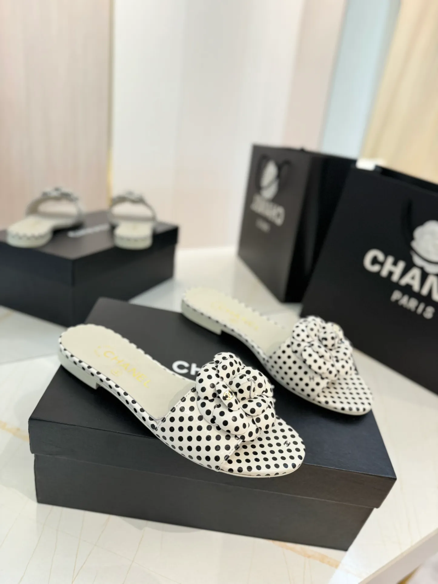 👟👟Ex-factory price 520👟👟 Purchasing agent Chanel 24C new spring and summer camellia hollow slippers series This season’s camellia series is really beautiful, with the usual elegant ladylike temperament of Grandma Xiang’s family, full of high-end sense! It’s very nice on the feet~ Whether worn barefoot or paired with skirts or trousers, it’s very versatile! Incomparably beautiful! Specially made of imported lambskin for the upper, mixed sheepskin for the lining, Italian grade A genuine leather outsole Size: #35-39 (40/41 customized)